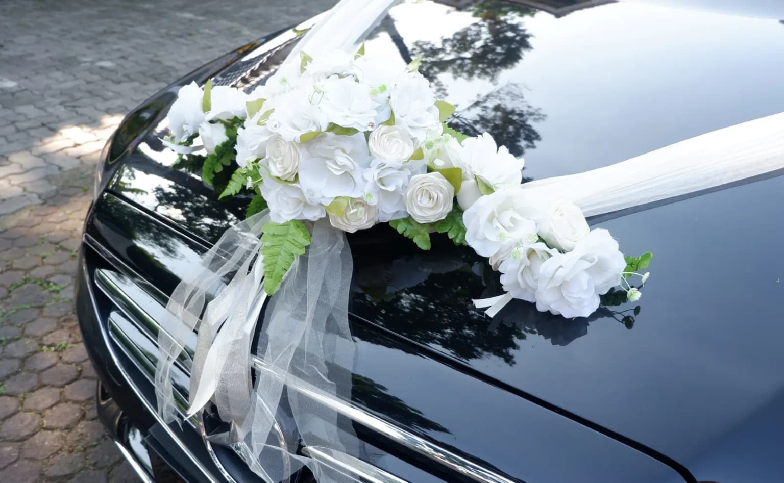 Kendaraan Mewah yang Cocok untuk Wedding Car