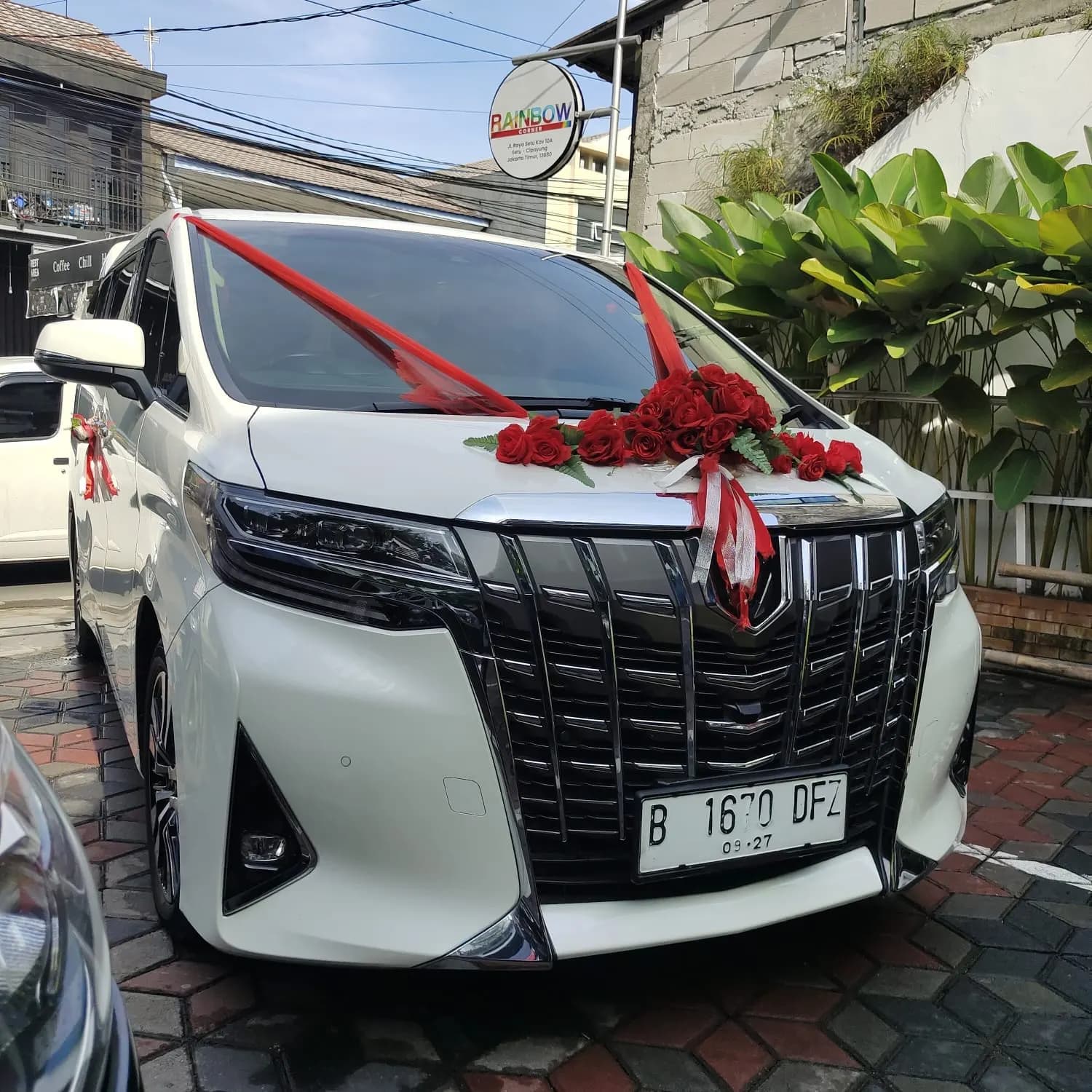 Mau Pernikahan Elegan? Pilih Sewa Alphard Sebagai Wedding Car!