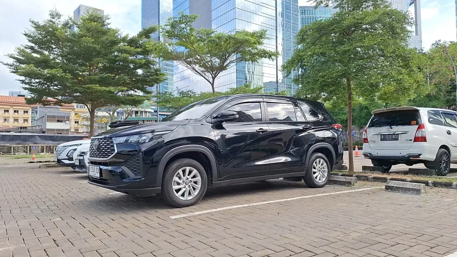 Kelebihan Sewa Mobil Mewah Unggulan untuk Kepentingan Kantor