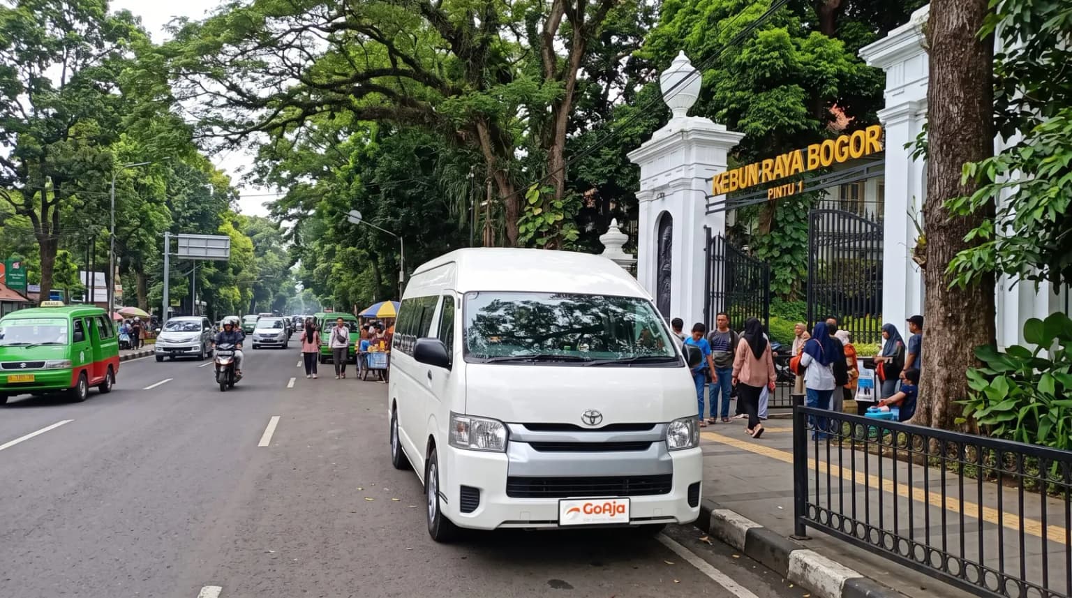 Sewa Hiace ke Bogor: Harga, Kapasitas Penumpang, dan Pilihan Hiace Premio vs Commuter