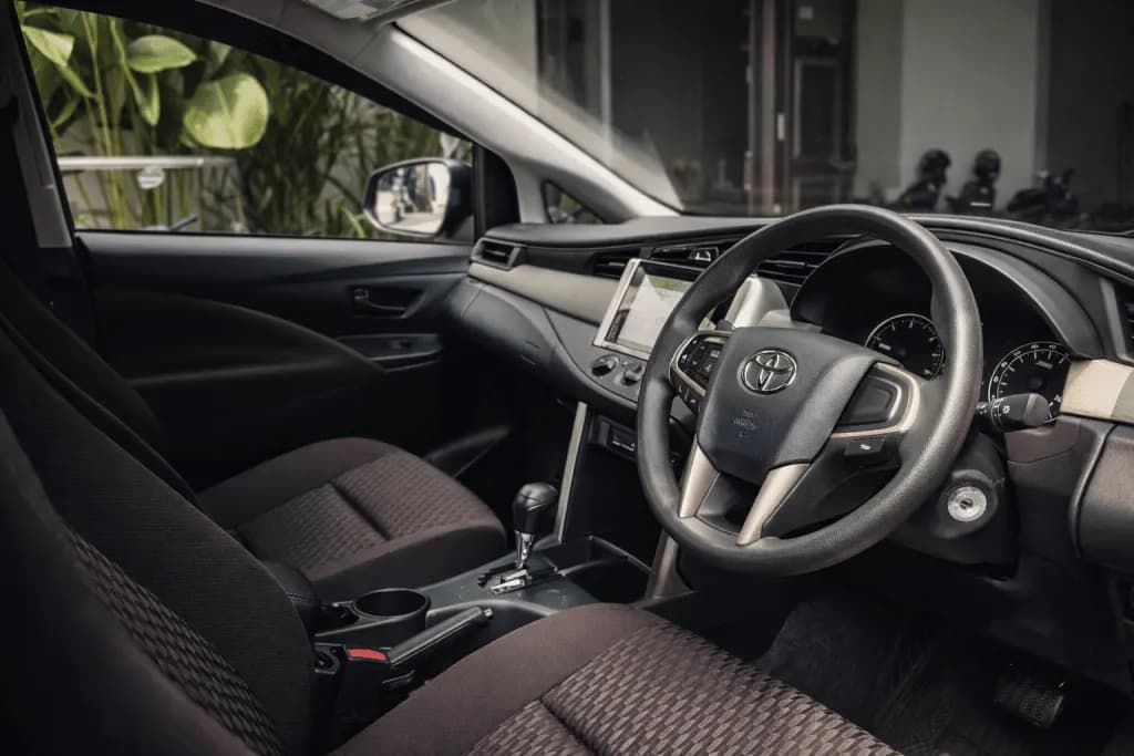 Sewa Mobil Innova dengan Driver, Nyaman, Praktis, dan Profesional