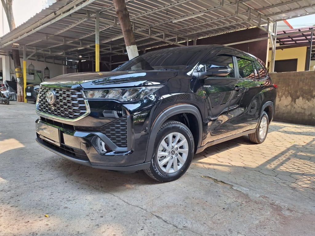 Mobil MPV Zenix