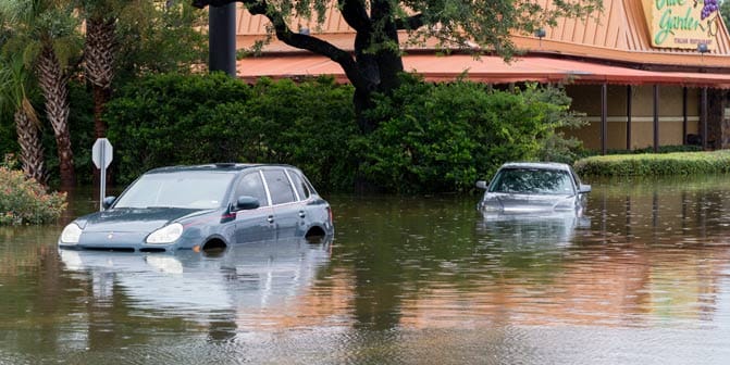 Membersihkan Mobil Terendam Banjir